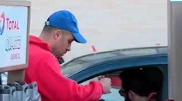 تركيب استيكرات التعريفة الجديدة في مواقف السيارات بمحافظة سوهاج يعزز تنظيم الحركة ويحقق شفافية الأسعار